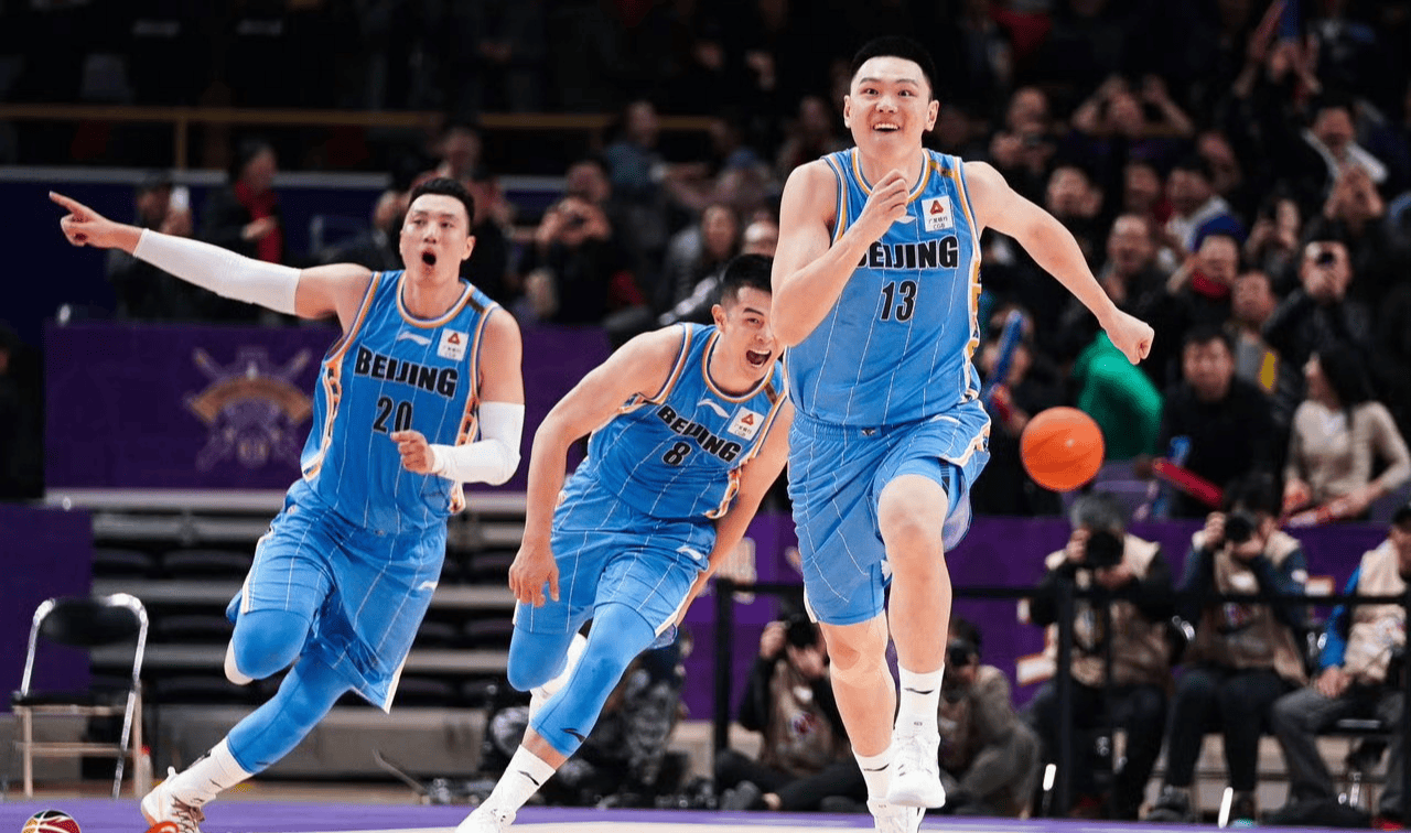 c7平台清晨北京首钢备战全明星赛，官宣签约细节曝光，更衣室稳定，轮换策略成焦点的简单介绍